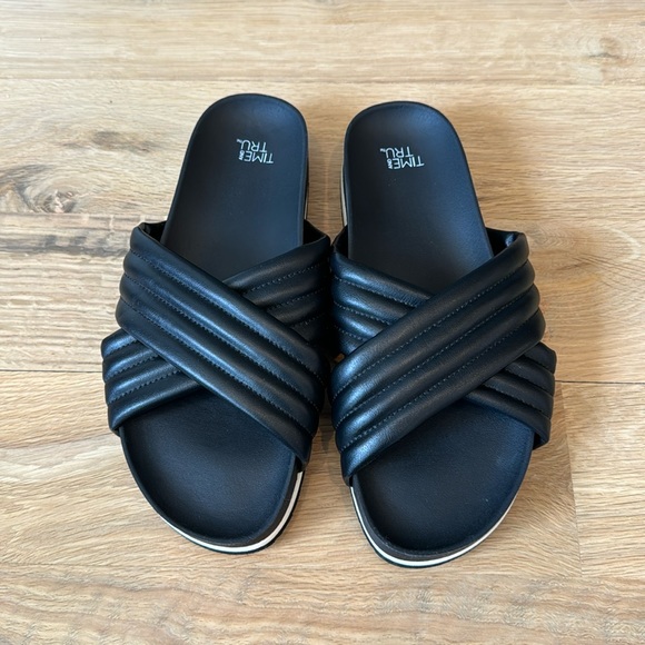 Time and Tru Shoes - NWOT • Time And Tru • Crossover Slip On Sandal • Black • 8
